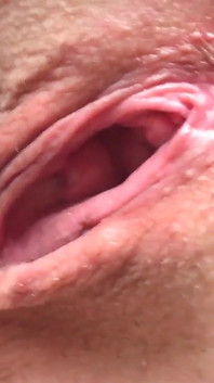 Desça enquanto faço xixi e assisto meus buracos se abrirem. Close-up na buceta mijando Doggystyle