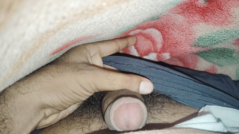 Xxxboyengi: Une étudiante deshi sexy se masturbe sous la couverture