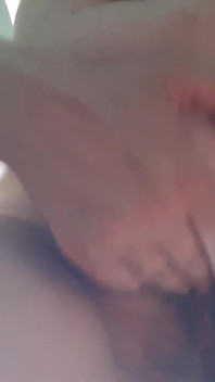 Uma milf peluda com uma buceta gorda e um grande clitóris se masturba e se masturba, orgasmos e orgasmos