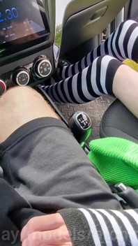 Vyzvednuta na dálnici a ošukaná v autě Sissy Femboyem v punčochách bez kondomu! Všechno jsem naplnil mrdkou!