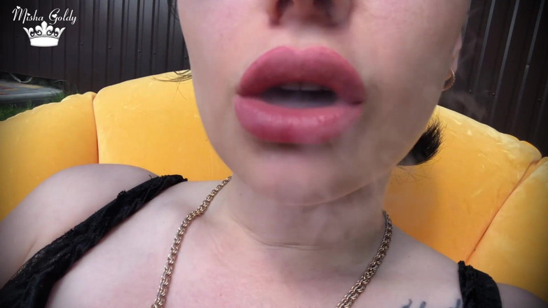 Goddess Misha Goldy: Vodní šlapka kouří venku a velké rty škádlí