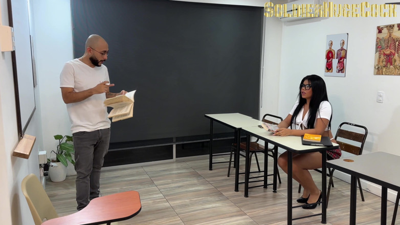 SoldierHugeCock: Azgın öğrenci öğretmeni porno videolarını göstererek baştan çıkarıyor