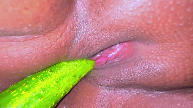 Aria Mia: Une fille célibataire sexy met un concombre dans la chatte,...