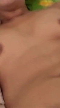 Une milf dévergondée lèche la tête avant de la fourrer dans sa chatte