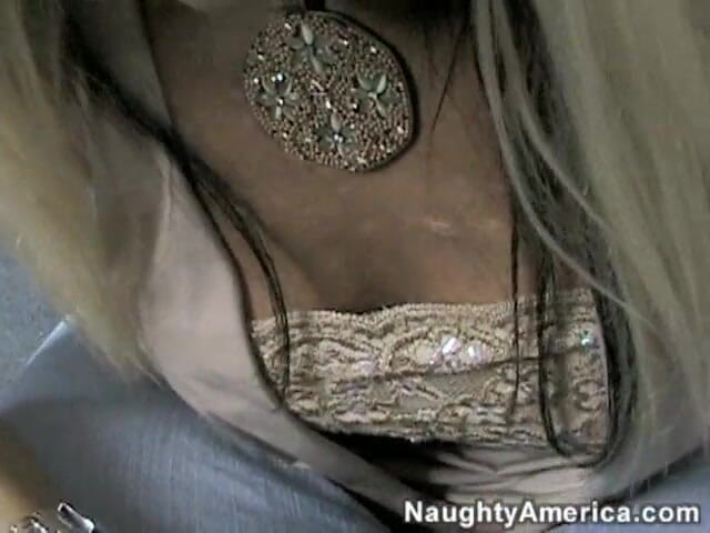 Naughty America: Chennin Blanc अपनी बड़ी गांड के साथ सोफे में चुदाई कर रही है