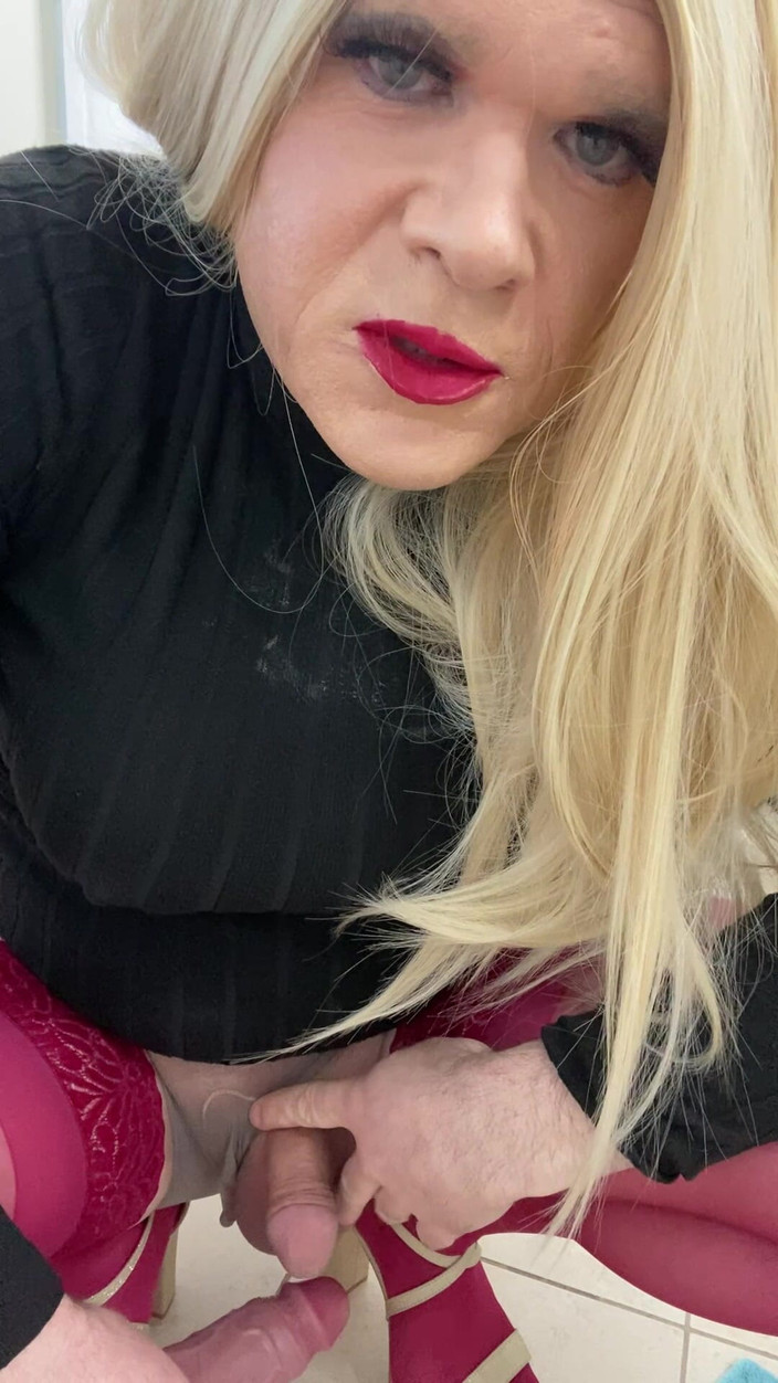 MadisonCD2025: 자지에 거의 사정하는 발정난 Sissy 크로스드레스