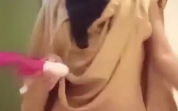 Jilbab69: 欲火中烧的学生插她的阴道