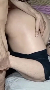 Netu nggak menyangka kalau sara lagi asik seks anal sama suaminya di seks threesome