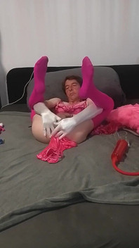 Lars Damberger jí zmrzlinu s výstřikem, prstí se, strčí do ní dildo a používá pumpu na penis