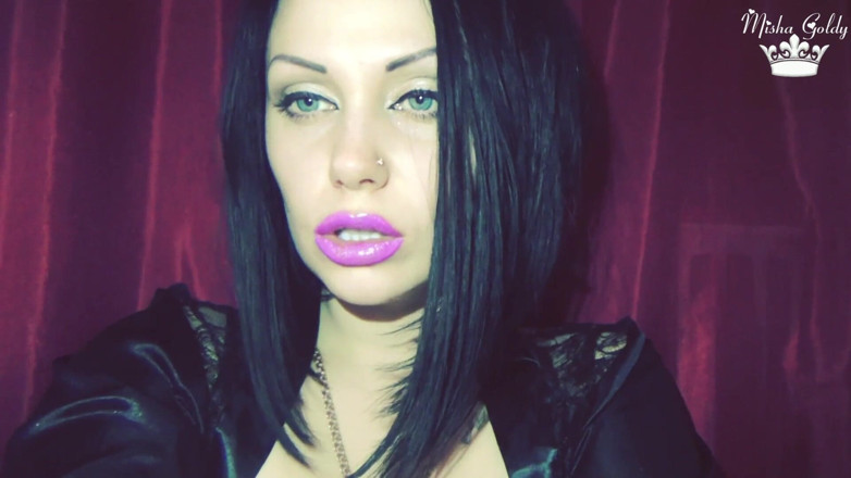 Goddess Misha Goldy: Lèvres violettes et brillantes