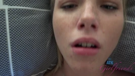 Assista essas meninas pedirem que o papai as encha com porra