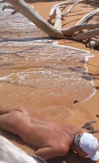 Ladysilvas: Ladysilva Crossdresser chce nevlastního otce v zadku na pláži