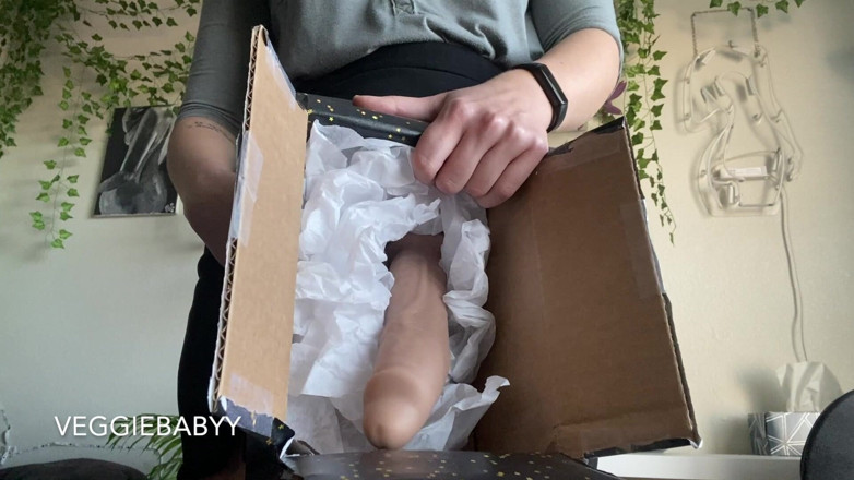 Veggiebabyy: Futa Boss Lets U Suck Her Dick in a Box