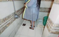 Muçulmana gordinha rabuda esposa pega na câmera enquanto toma banho