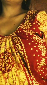 Léchage d’aisselles avec moins de soutien-gorge.