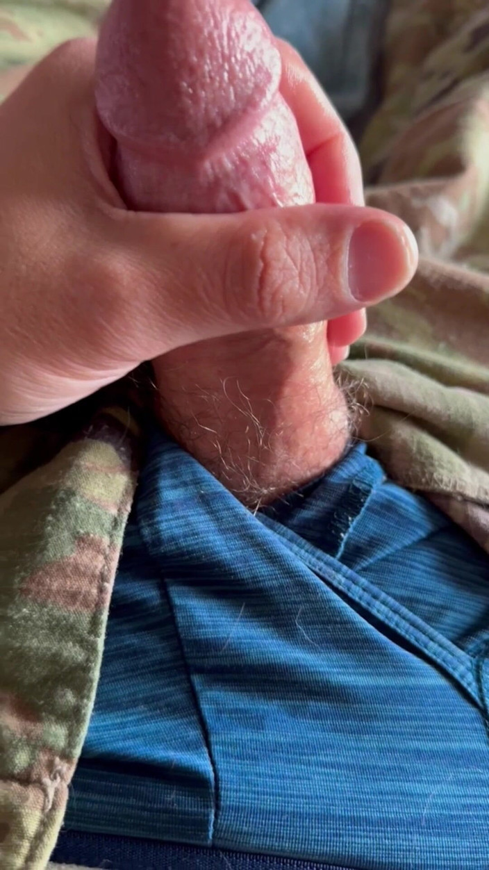 Gay Soldier Stuff: 軍曹のワセリン容器でチンポをこすった後、制服を着てオナニーをする