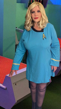 Asistenta Chapel Star Trek suge și fute bunicuța are parte de o ejaculare înăuntru