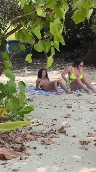O perversă masturbează o mamă sexy țâțoasă și fiica ei vitregă și ejaculează pe fața lor în timp ce fac plajă