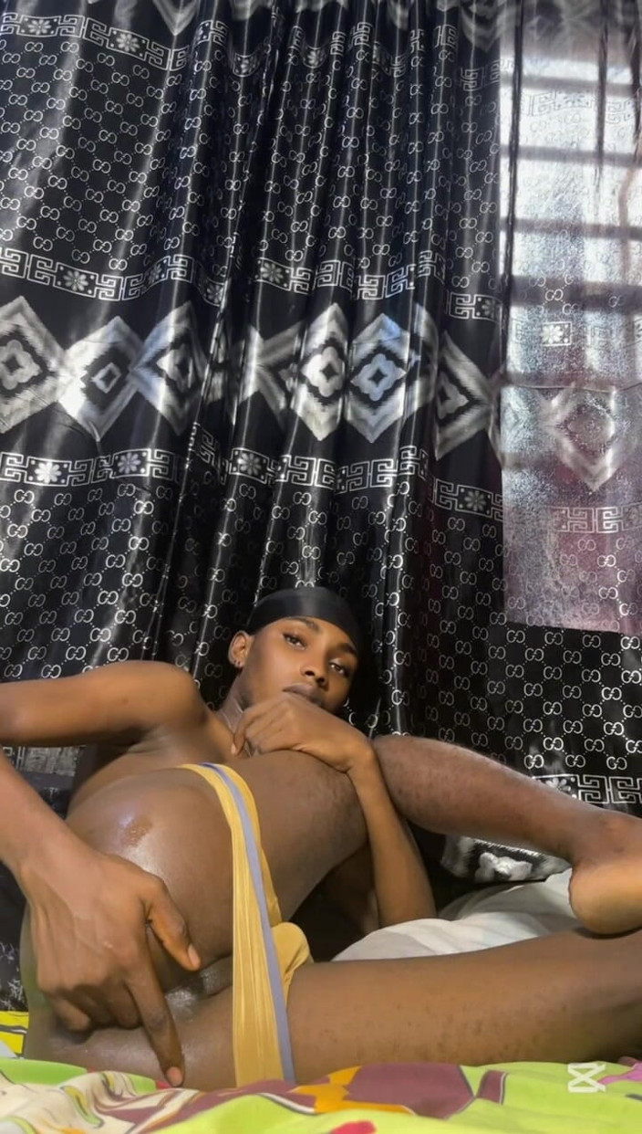 Aded-Toxic: Seksowny Twink sam w domu się niegrzeczny 1