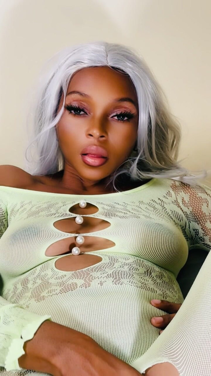 Seductive Fatuma: Đậu xe tải mac lớn ngay trong nhà để xe nhỏ...