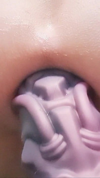 Набиває мою гарячу дупу гігантським членом