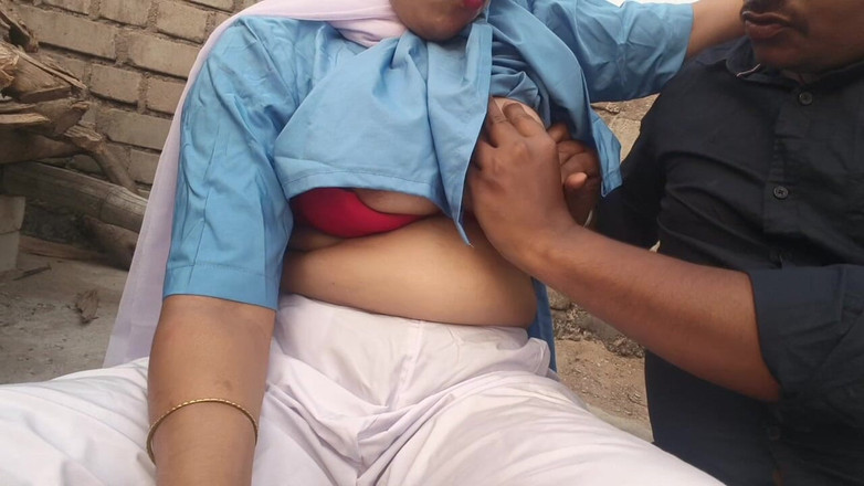 Sona bhabhi: 18-річна незаймана студентка з великими цицьками пресує свого зведеного брата в дівчині дезі на відкритому повітрі