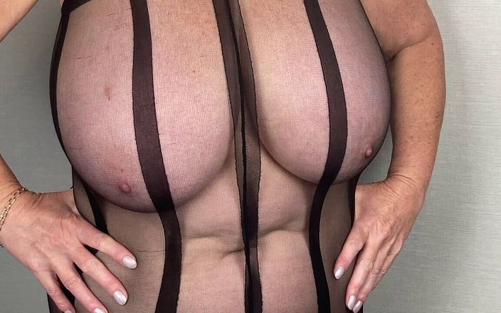 Mr MF: La señora pies maduros prueba sus tacones nuevos y sexy
