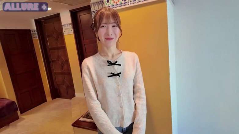 THAT'S WHAT SHE SAID: 깨지기 쉬운 프레임이 해명되고, 모든 라인이 마침내 드러나면서 그녀의 가벼운 몸은 떨고 있습니다.