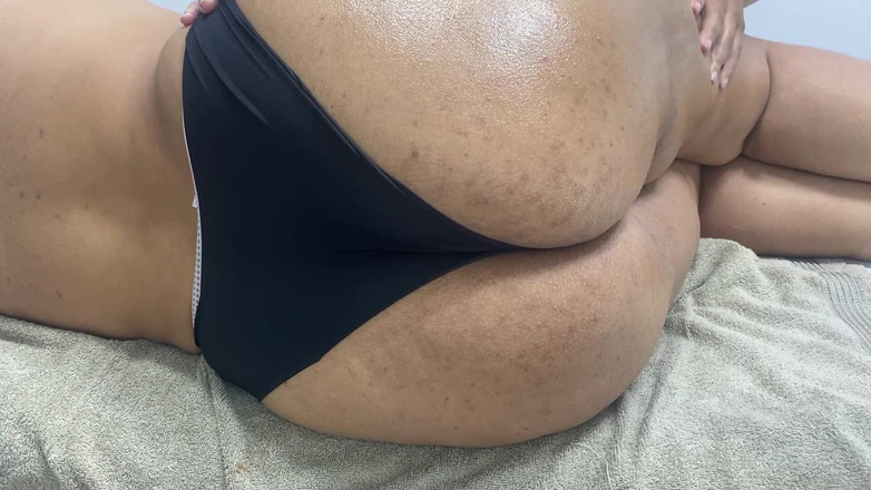 zendella usain: Son string noir ne rentre pas dans ce gros cul