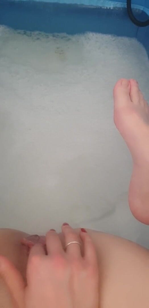 Wet and dirty: Masturbation dans la salle de bain