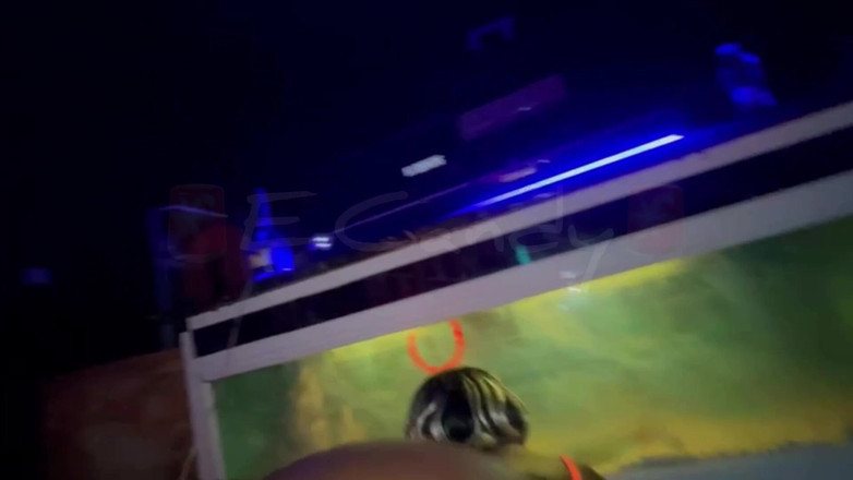 May1111: 我以为我们只是发冷，然后他起身紧紧地抓着我，离开我，床单湿透了，喷得很厉。第一人称视角