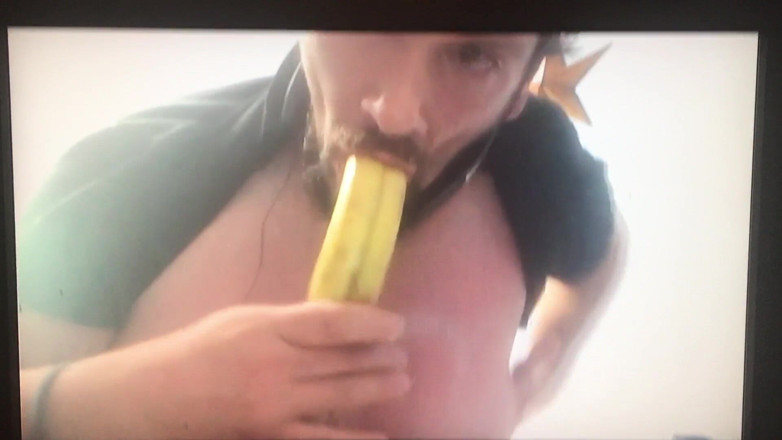 King Of Crossdress: Kouření Bannana Baby v krku