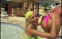Nikky Blond: Лесбійська порнозірка Ніккі Блондин їсть пизду біля басейну