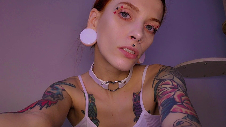 TattoedGirl666: Красива повія показує своє миловидне обличчя