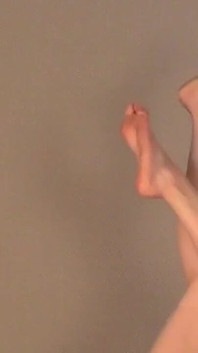 Une jolie amatrice coréenne expose son cul sexy dans une culotte en string rouge