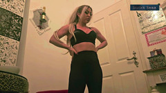 Strict Senz: Sheela Sinner Surowe Werbalne Upokorzenie Odkurzanie Kary Giganta POV