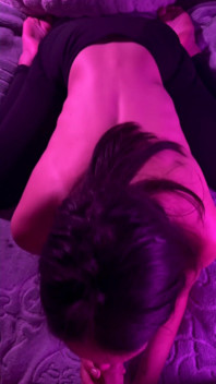 Kouření v sexy černých kalhotách na jógu s výstřikem na obličej