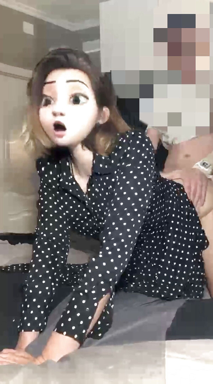 Good_view: 내 새 여친은 얼굴에 채팅 마스크가 있다면 우리 섹스를 촬영할 수 있게 해줘