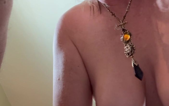 Bonewizzard69: Schmutzige bonemaiden sehnen sich absolut danach, schwanz zu lutschen
