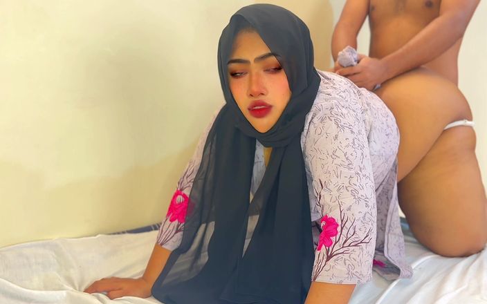 Aria Mia: Ma voisine baise mon gros cul et fais-moi plaisir !