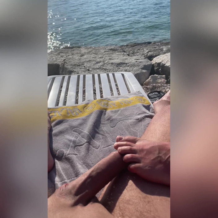 Spuirtcouplexxxx: Masturbare cu picioarele pe plaja din Vallarta