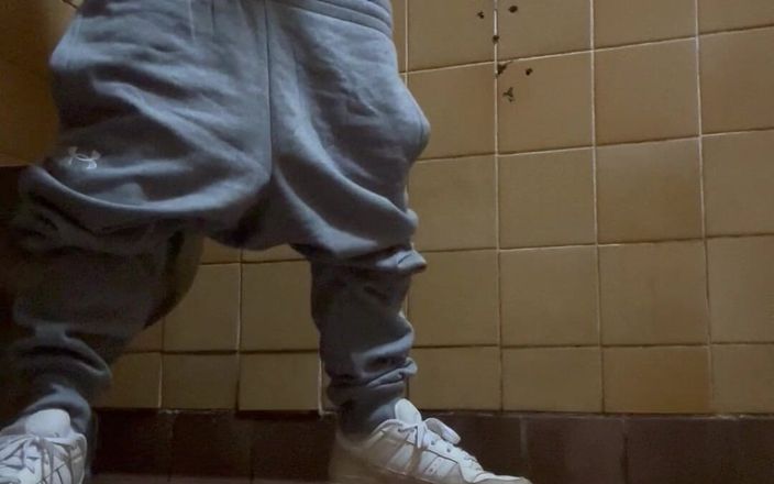 10 inch daddy: Quay tay trong nhà vệ sinh