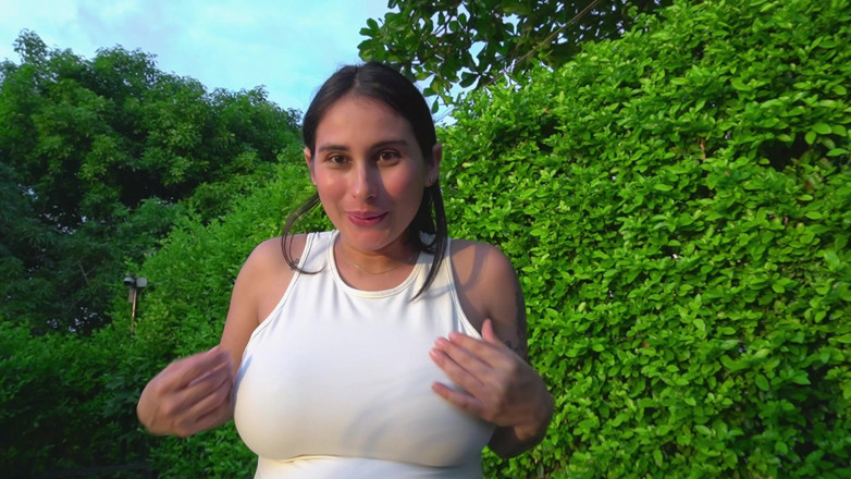 Jenifer Play: Défi dans un parc : une fille enceinte accepte d’utiliser un...