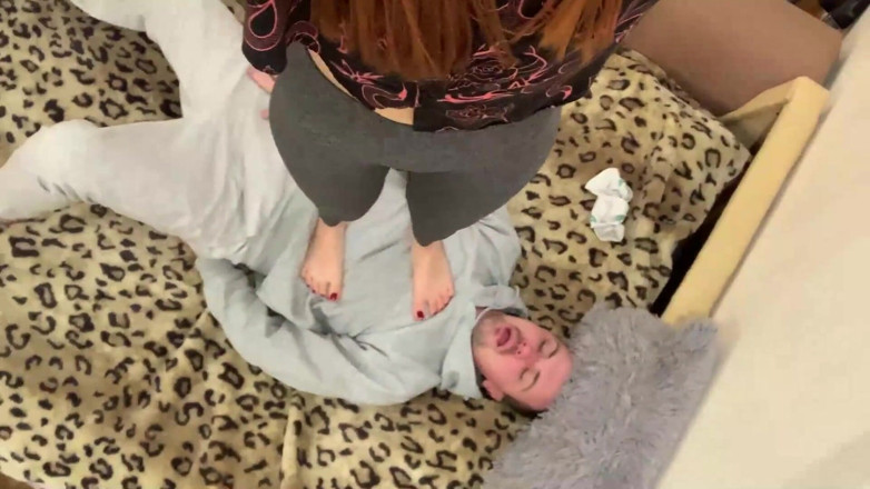 Petite Princesses Femdom: Lifestyle femdom - аматорське домашнє жіноче домінування (сидіння на обличчі в легінсах, топтання, плювки) з господинею Кірою