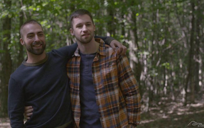Falcon Studios: FalconStudios - trabajadora humeadora se une a una pareja gay en...