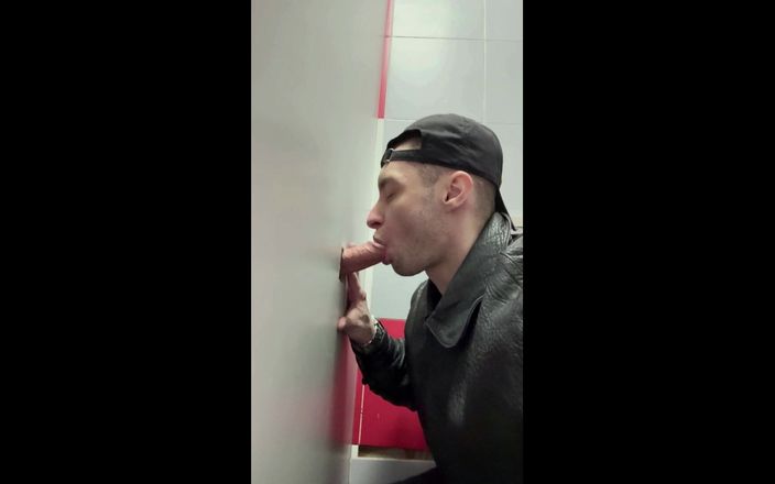 KinkySirius: Лускастий хлопець у шкіряній куртці вперше пробує глоріхолі