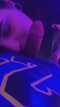 Sevimli femboy heteroseksüel arkadaşının sikini emiyor ve domalarak inliyor