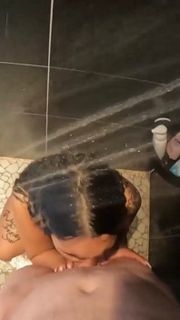 Wytatuowana milf wieje ojczym niechlujny następnie piesek pod prysznicem