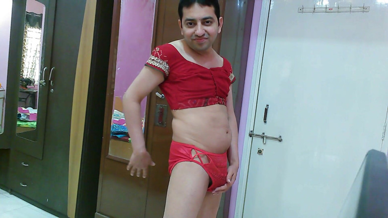 Cute & Nude Crossdresser: Dulce mariquita crossdresser femboy dulce piruleta en un crop top...