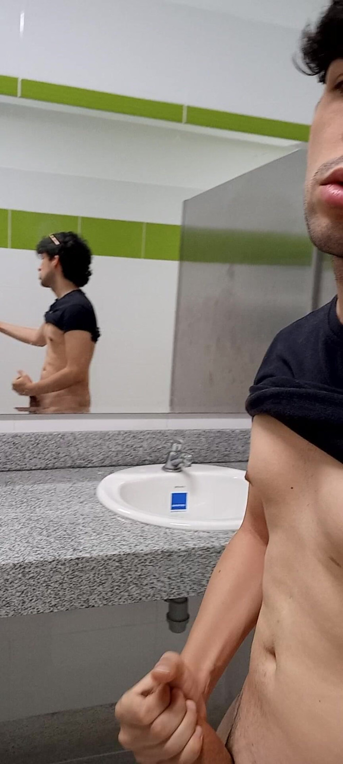 Diego_latinboy: Fétiche, salle de bain, douche dorée, éjaculation